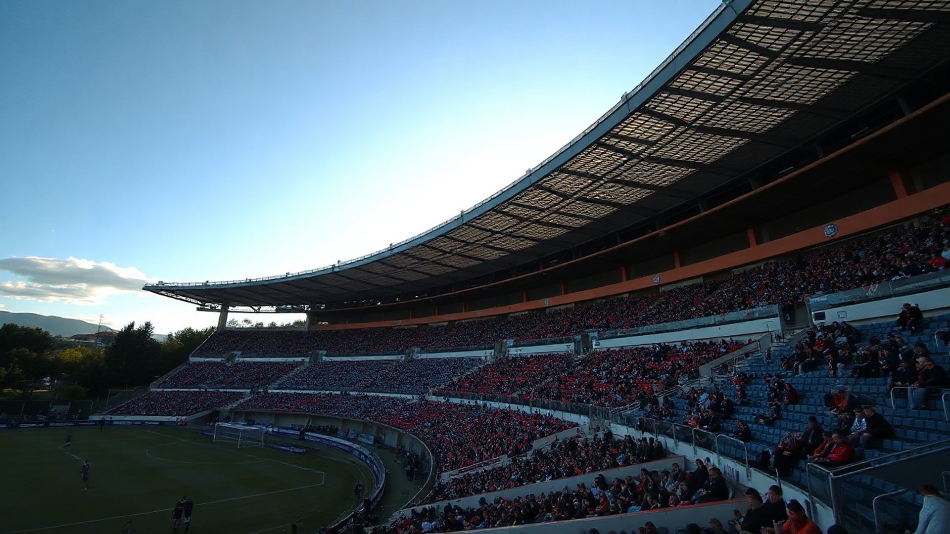 Puni stadion Hajduka u Splitu u zlatnom satu